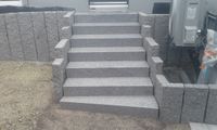 Blockstufentreppe mit Graniteinfassung